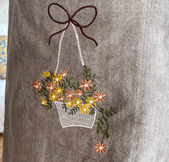 AURACASA | Ribbon Flower Basket embroidered Apron for women  |리본 꽃바구니 장식 앞치마