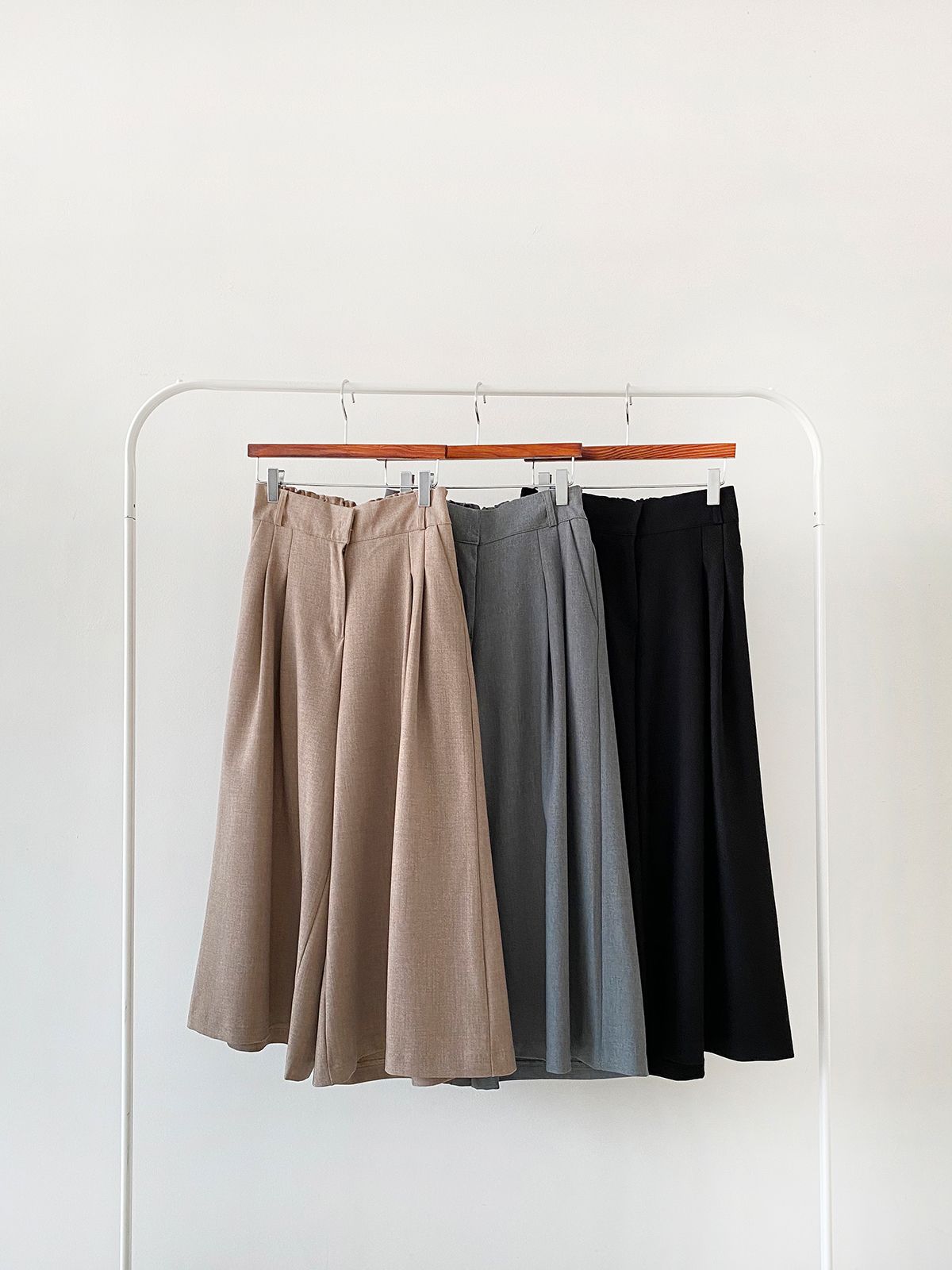 [AURACASA] Pleated Wide Culotte Pants – Back Elastic Waist