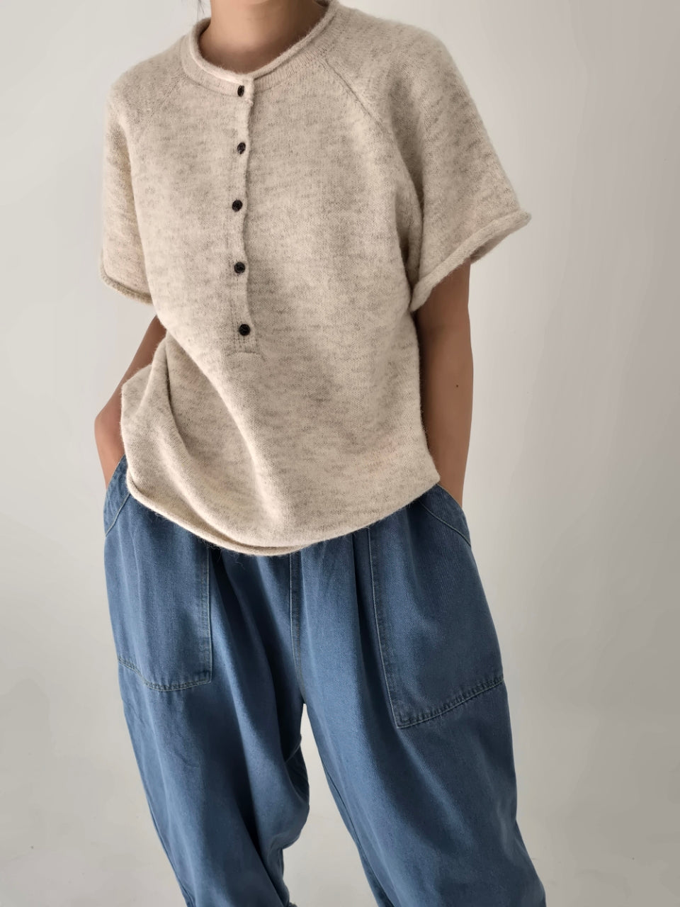 [AURACASA] Soft Button Boxy Knit Top | 소프트 버튼 박시 반팔 니트 ✨ 여유로운 박스핏과 포근한 니트 터치로 편안하게 즐기는 데일리 니트