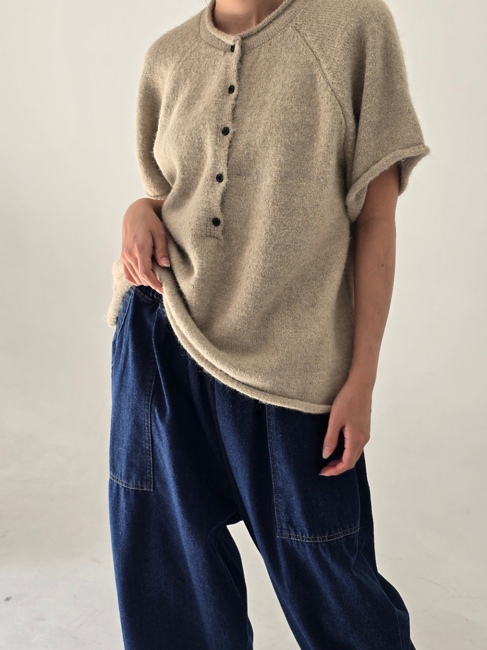[AURACASA] Soft Button Boxy Knit Top | 소프트 버튼 박시 반팔 니트 ✨ 여유로운 박스핏과 포근한 니트 터치로 편안하게 즐기는 데일리 니트