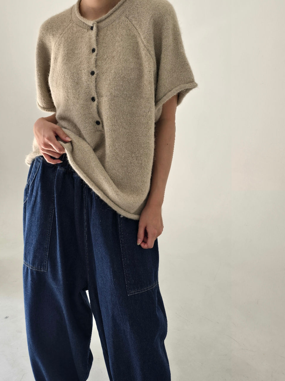 [AURACASA] Soft Button Boxy Knit Top | 소프트 버튼 박시 반팔 니트 ✨ 여유로운 박스핏과 포근한 니트 터치로 편안하게 즐기는 데일리 니트