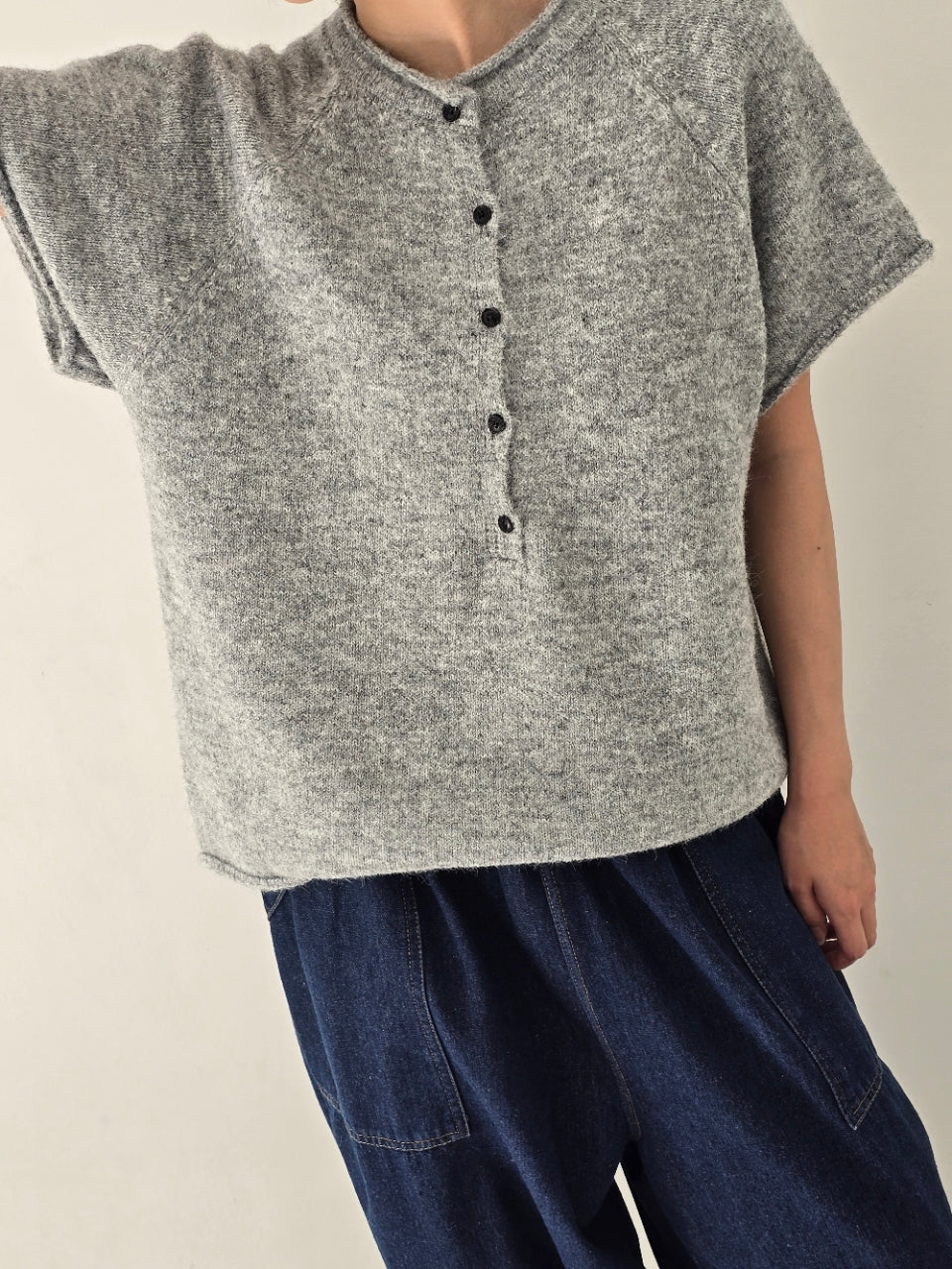 [AURACASA] Soft Button Boxy Knit Top | 소프트 버튼 박시 반팔 니트 ✨ 여유로운 박스핏과 포근한 니트 터치로 편안하게 즐기는 데일리 니트
