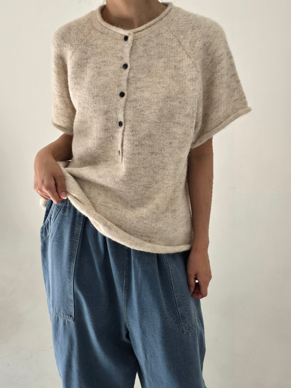 [AURACASA] Soft Button Boxy Knit Top | 소프트 버튼 박시 반팔 니트 ✨ 여유로운 박스핏과 포근한 니트 터치로 편안하게 즐기는 데일리 니트