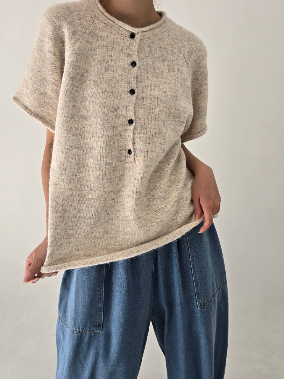 [AURACASA] Soft Button Boxy Knit Top | 소프트 버튼 박시 반팔 니트 ✨ 여유로운 박스핏과 포근한 니트 터치로 편안하게 즐기는 데일리 니트