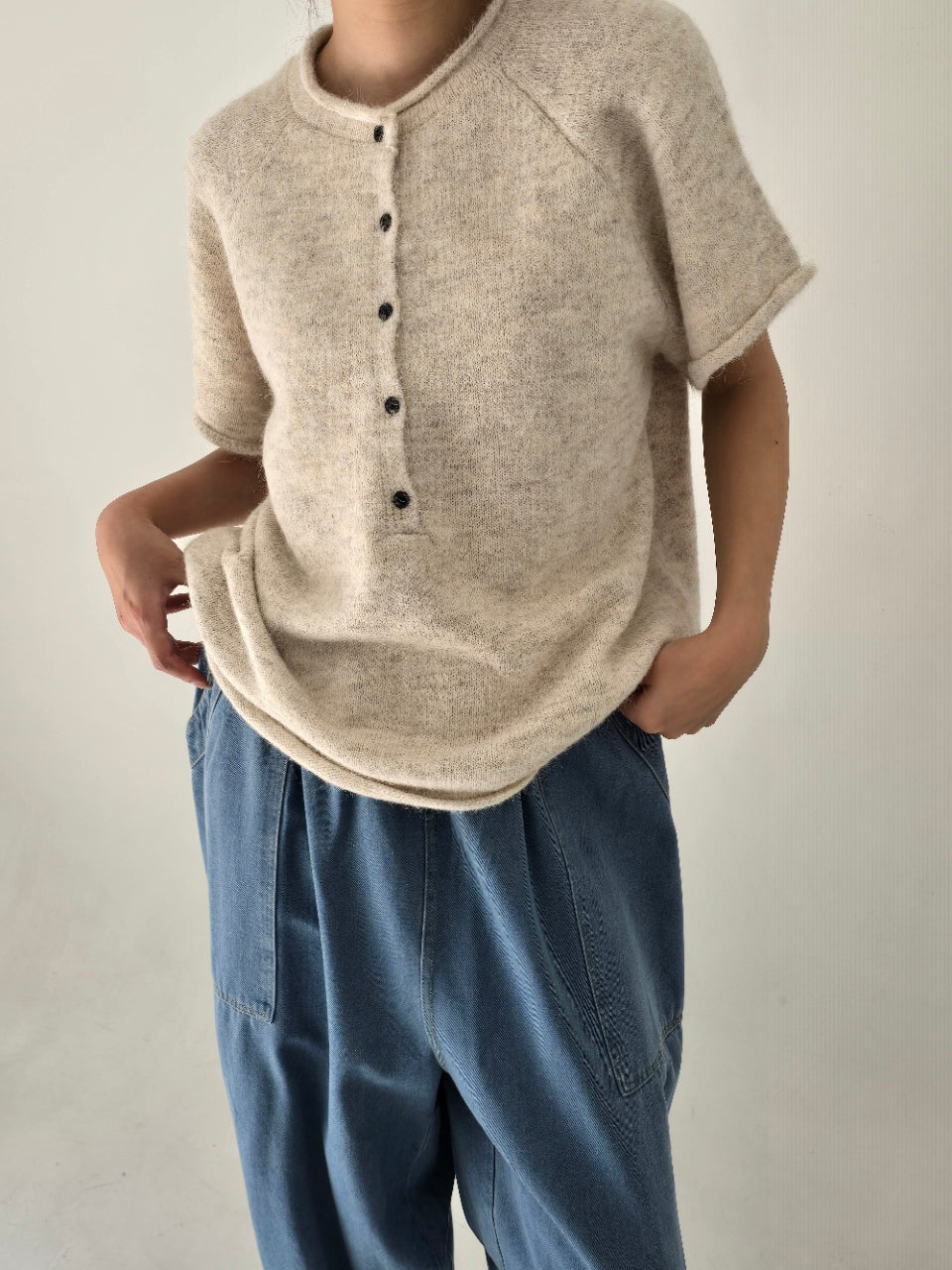 [AURACASA] Soft Button Boxy Knit Top | 소프트 버튼 박시 반팔 니트 ✨ 여유로운 박스핏과 포근한 니트 터치로 편안하게 즐기는 데일리 니트