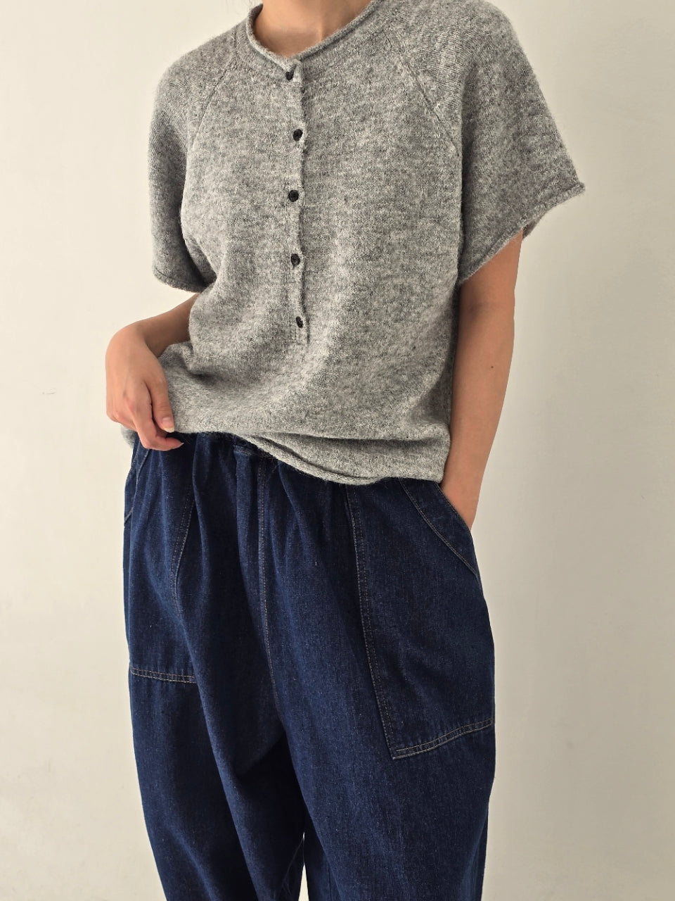 [AURACASA] Soft Button Boxy Knit Top | 소프트 버튼 박시 반팔 니트 ✨ 여유로운 박스핏과 포근한 니트 터치로 편안하게 즐기는 데일리 니트