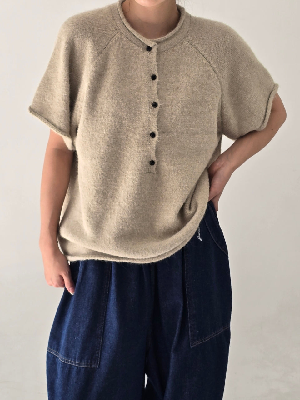 [AURACASA] Soft Button Boxy Knit Top | 소프트 버튼 박시 반팔 니트 ✨ 여유로운 박스핏과 포근한 니트 터치로 편안하게 즐기는 데일리 니트