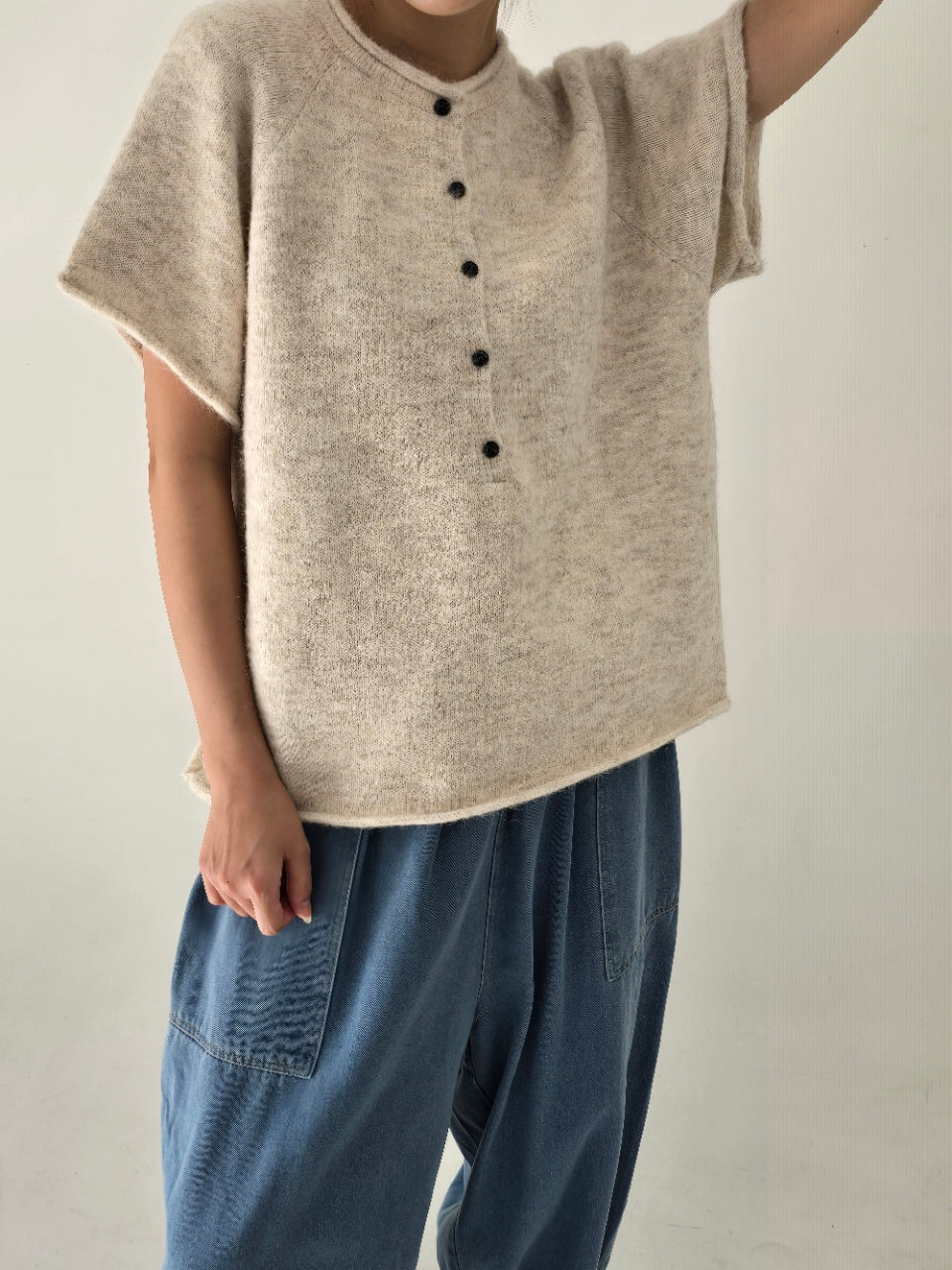 [AURACASA] Soft Button Boxy Knit Top | 소프트 버튼 박시 반팔 니트 ✨ 여유로운 박스핏과 포근한 니트 터치로 편안하게 즐기는 데일리 니트