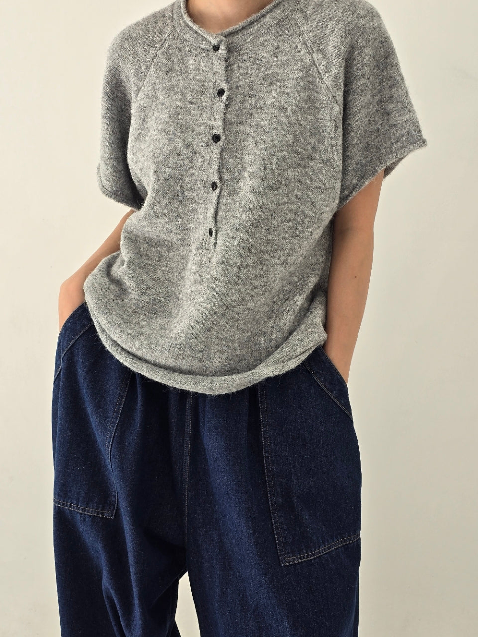[AURACASA] Soft Button Boxy Knit Top | 소프트 버튼 박시 반팔 니트 ✨ 여유로운 박스핏과 포근한 니트 터치로 편안하게 즐기는 데일리 니트