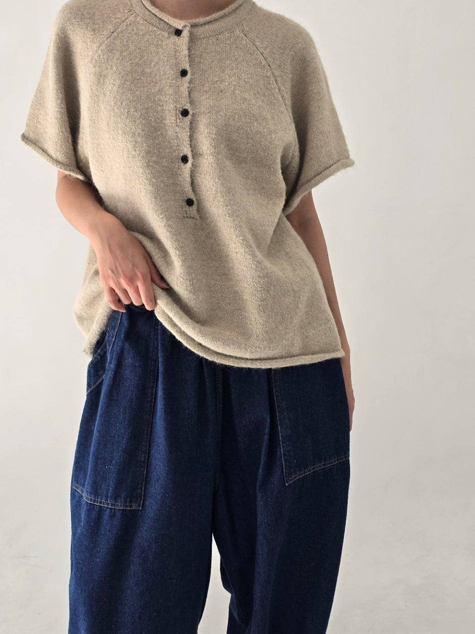 [AURACASA] Soft Button Boxy Knit Top | 소프트 버튼 박시 반팔 니트 ✨ 여유로운 박스핏과 포근한 니트 터치로 편안하게 즐기는 데일리 니트