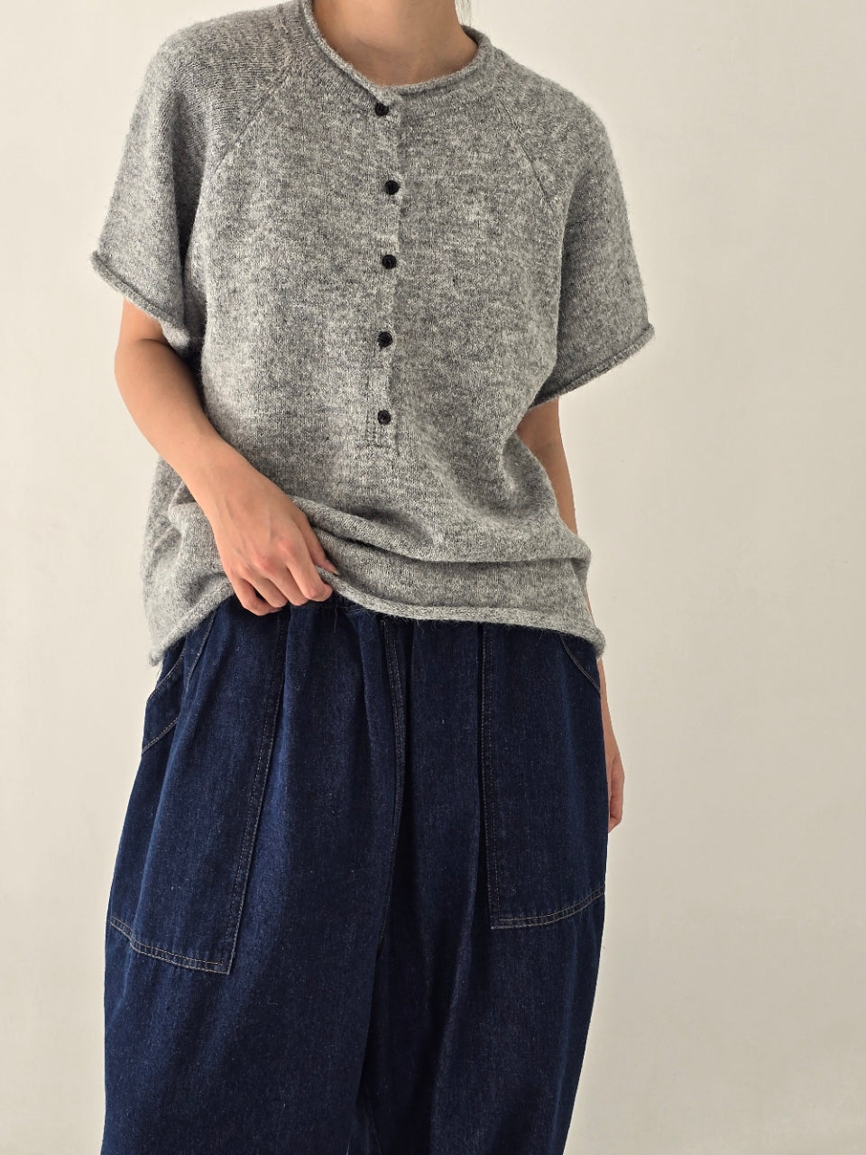 [AURACASA] Soft Button Boxy Knit Top | 소프트 버튼 박시 반팔 니트 ✨ 여유로운 박스핏과 포근한 니트 터치로 편안하게 즐기는 데일리 니트