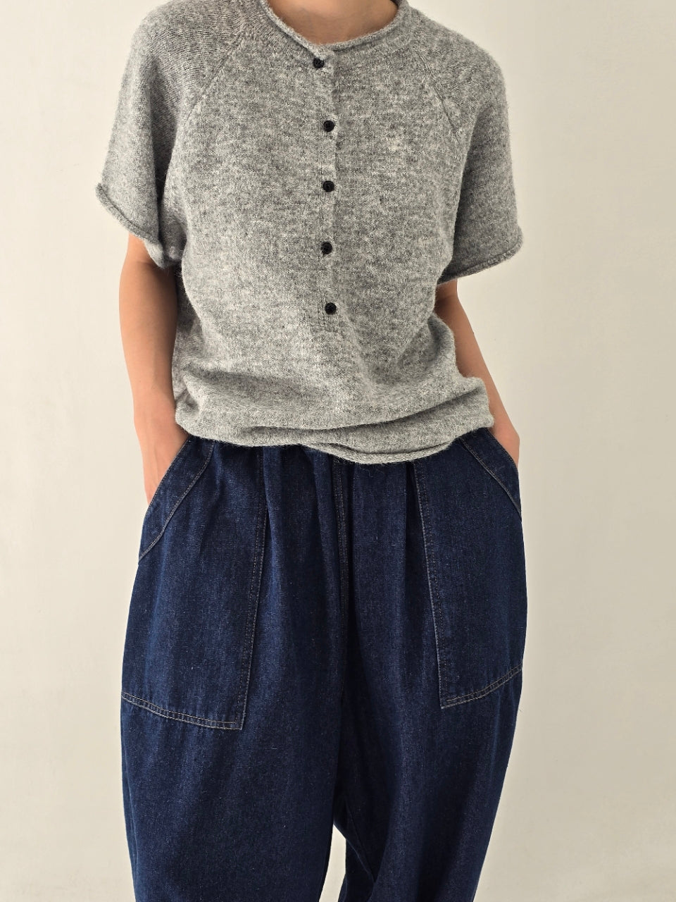 [AURACASA] Soft Button Boxy Knit Top | 소프트 버튼 박시 반팔 니트 ✨ 여유로운 박스핏과 포근한 니트 터치로 편안하게 즐기는 데일리 니트