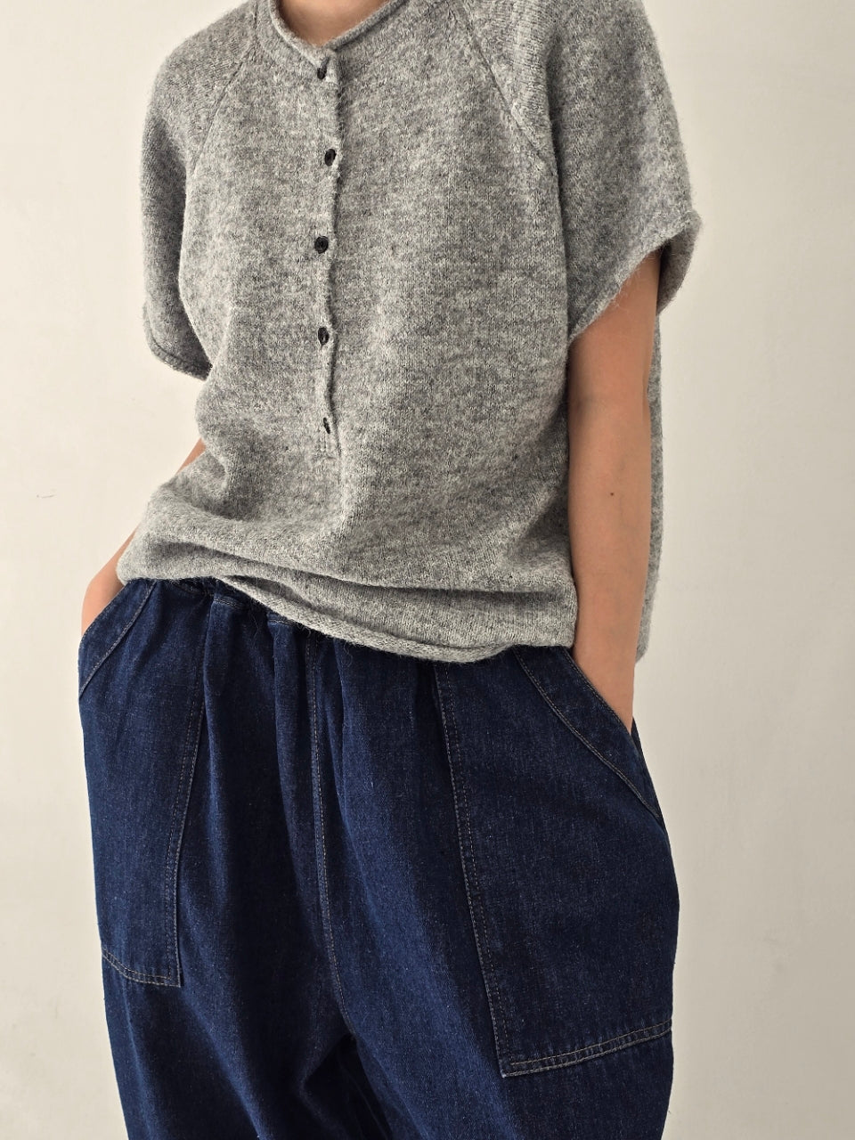 [AURACASA] Soft Button Boxy Knit Top | 소프트 버튼 박시 반팔 니트 ✨ 여유로운 박스핏과 포근한 니트 터치로 편안하게 즐기는 데일리 니트