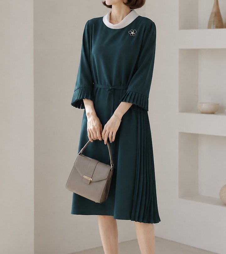 [AURACASA] Elegant Deep Green Side-Pleated Midi Dress ✨ 단정한 딥그린 컬러에 우아한 사이드 플리츠가 더해져 입었을 때 더욱 고급스럽게 떨어지는 원피스입니다.