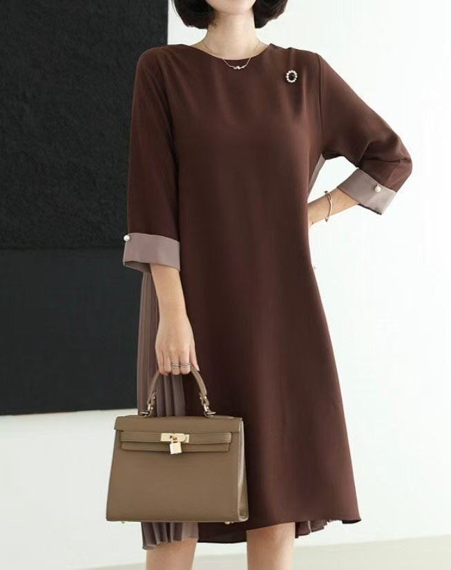 [AURACASA] Signature Pearl Side-Pleated Midi Dress   ✨입어보면 핏이 더욱 예쁘게 살아나는 우아한 플리츠 원피스입니다.