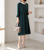 [AURACASA] Elegant Deep Green Side-Pleated Midi Dress ✨ 단정한 딥그린 컬러에 우아한 사이드 플리츠가 더해져 입었을 때 더욱 고급스럽게 떨어지는 원피스입니다.