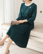 [AURACASA] Elegant Deep Green Side-Pleated Midi Dress ✨ 단정한 딥그린 컬러에 우아한 사이드 플리츠가 더해져 입었을 때 더욱 고급스럽게 떨어지는 원피스입니다.