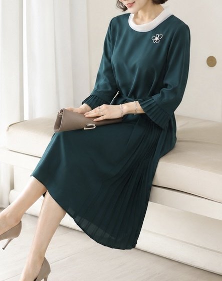 [AURACASA] Elegant Deep Green Side-Pleated Midi Dress ✨ 단정한 딥그린 컬러에 우아한 사이드 플리츠가 더해져 입었을 때 더욱 고급스럽게 떨어지는 원피스입니다.