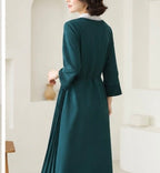 [AURACASA] Elegant Deep Green Side-Pleated Midi Dress ✨ 단정한 딥그린 컬러에 우아한 사이드 플리츠가 더해져 입었을 때 더욱 고급스럽게 떨어지는 원피스입니다.