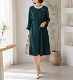 [AURACASA] Elegant Deep Green Side-Pleated Midi Dress ✨ 단정한 딥그린 컬러에 우아한 사이드 플리츠가 더해져 입었을 때 더욱 고급스럽게 떨어지는 원피스입니다.
