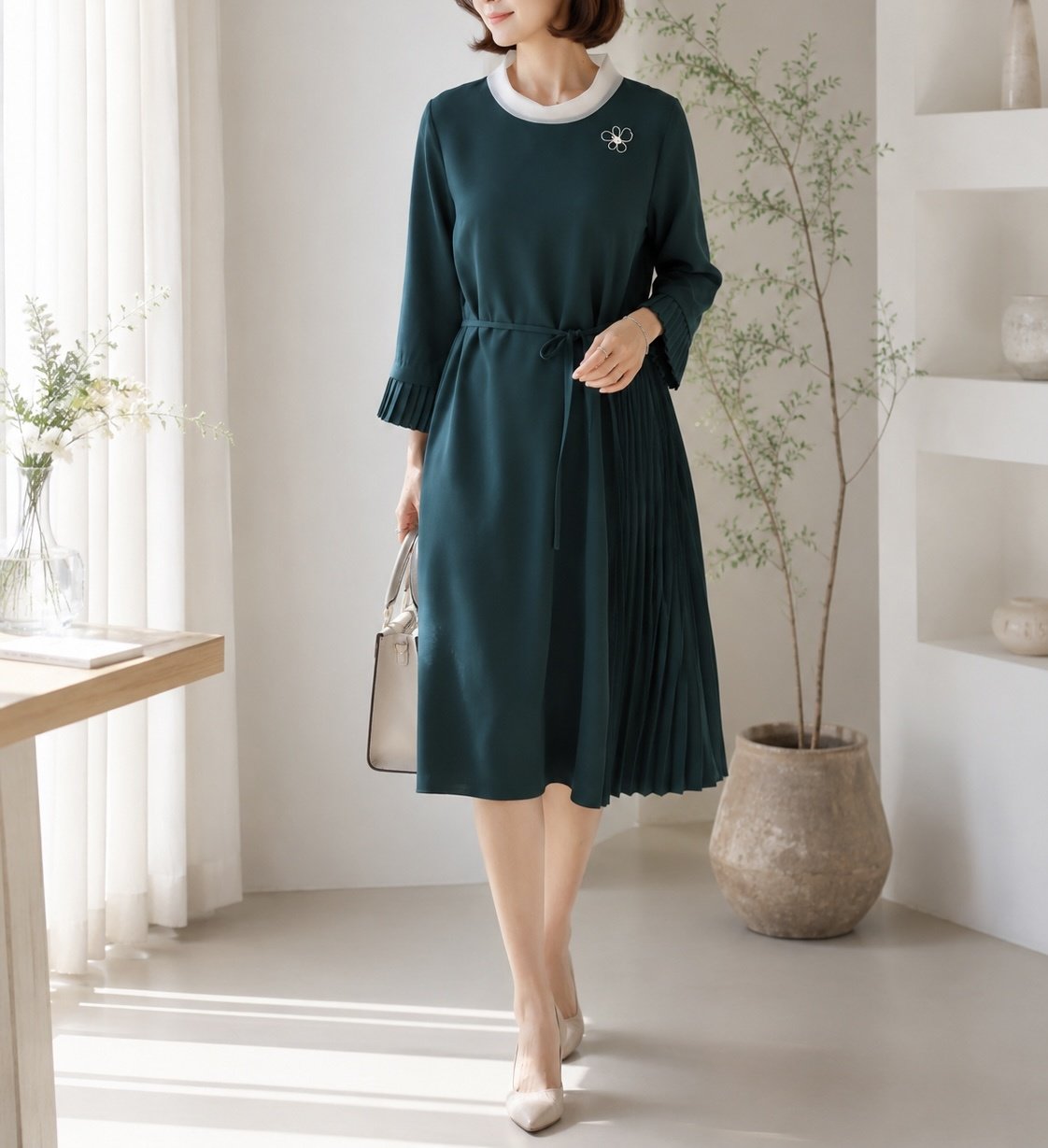 [AURACASA] Elegant Deep Green Side-Pleated Midi Dress ✨ 단정한 딥그린 컬러에 우아한 사이드 플리츠가 더해져 입었을 때 더욱 고급스럽게 떨어지는 원피스입니다.