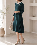 [AURACASA] Elegant Deep Green Side-Pleated Midi Dress ✨ 단정한 딥그린 컬러에 우아한 사이드 플리츠가 더해져 입었을 때 더욱 고급스럽게 떨어지는 원피스입니다.