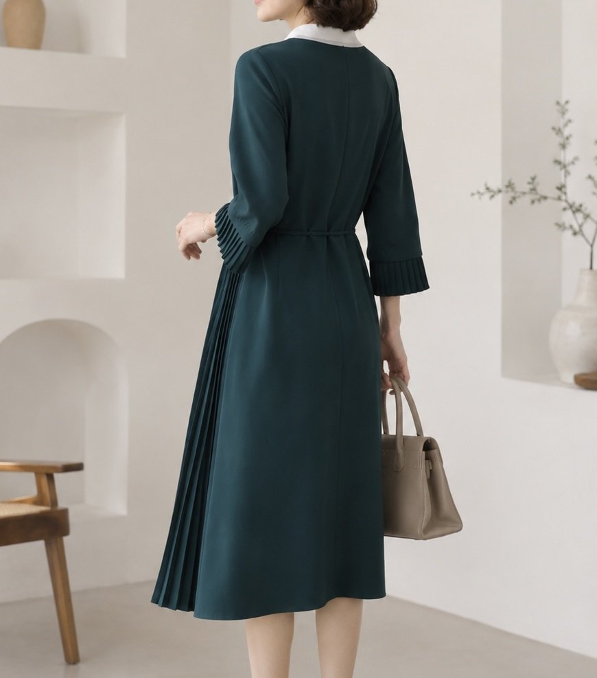 [AURACASA] Elegant Deep Green Side-Pleated Midi Dress ✨ 단정한 딥그린 컬러에 우아한 사이드 플리츠가 더해져 입었을 때 더욱 고급스럽게 떨어지는 원피스입니다.
