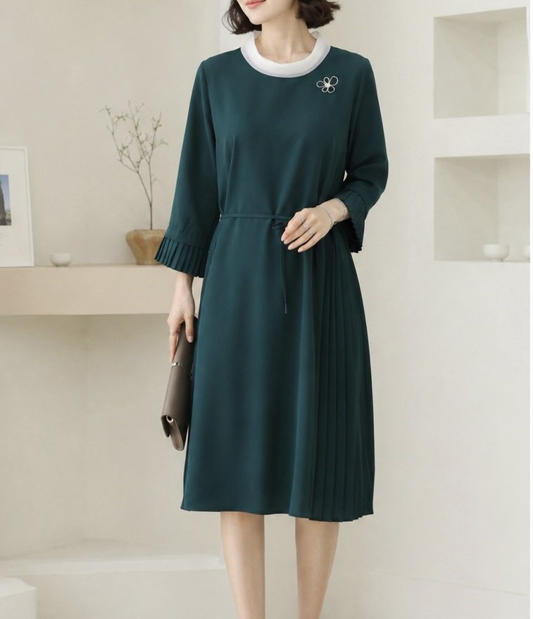 [AURACASA] Elegant Deep Green Side-Pleated Midi Dress ✨ 단정한 딥그린 컬러에 우아한 사이드 플리츠가 더해져 입었을 때 더욱 고급스럽게 떨어지는 원피스입니다.